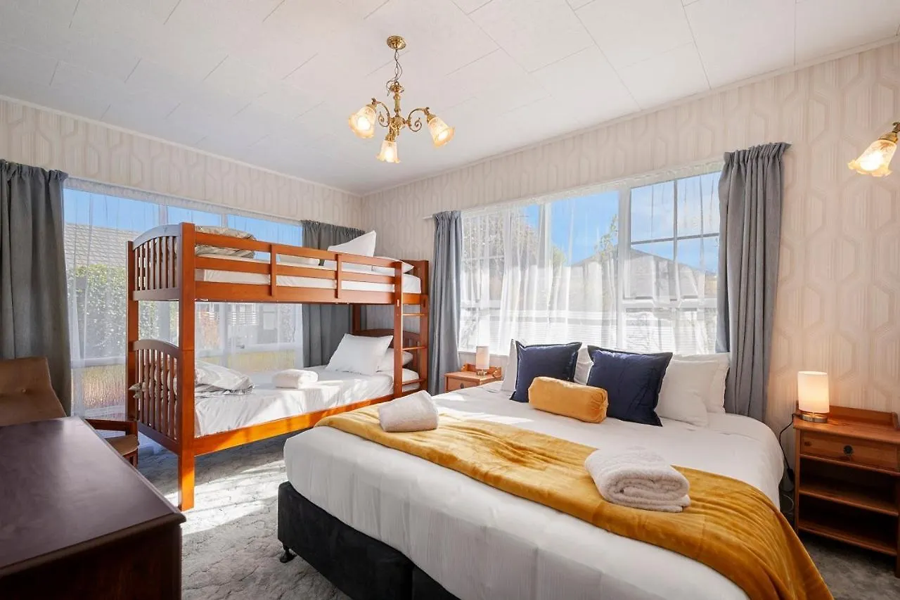 Holiday home Golden Views On Golders - Hot Tub & Lake Views Taupo New Zealand