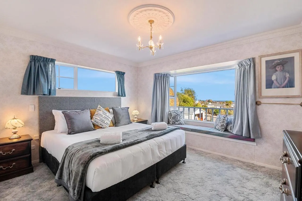Golden Views On Golders - Hot Tub & Lake Views Taupo