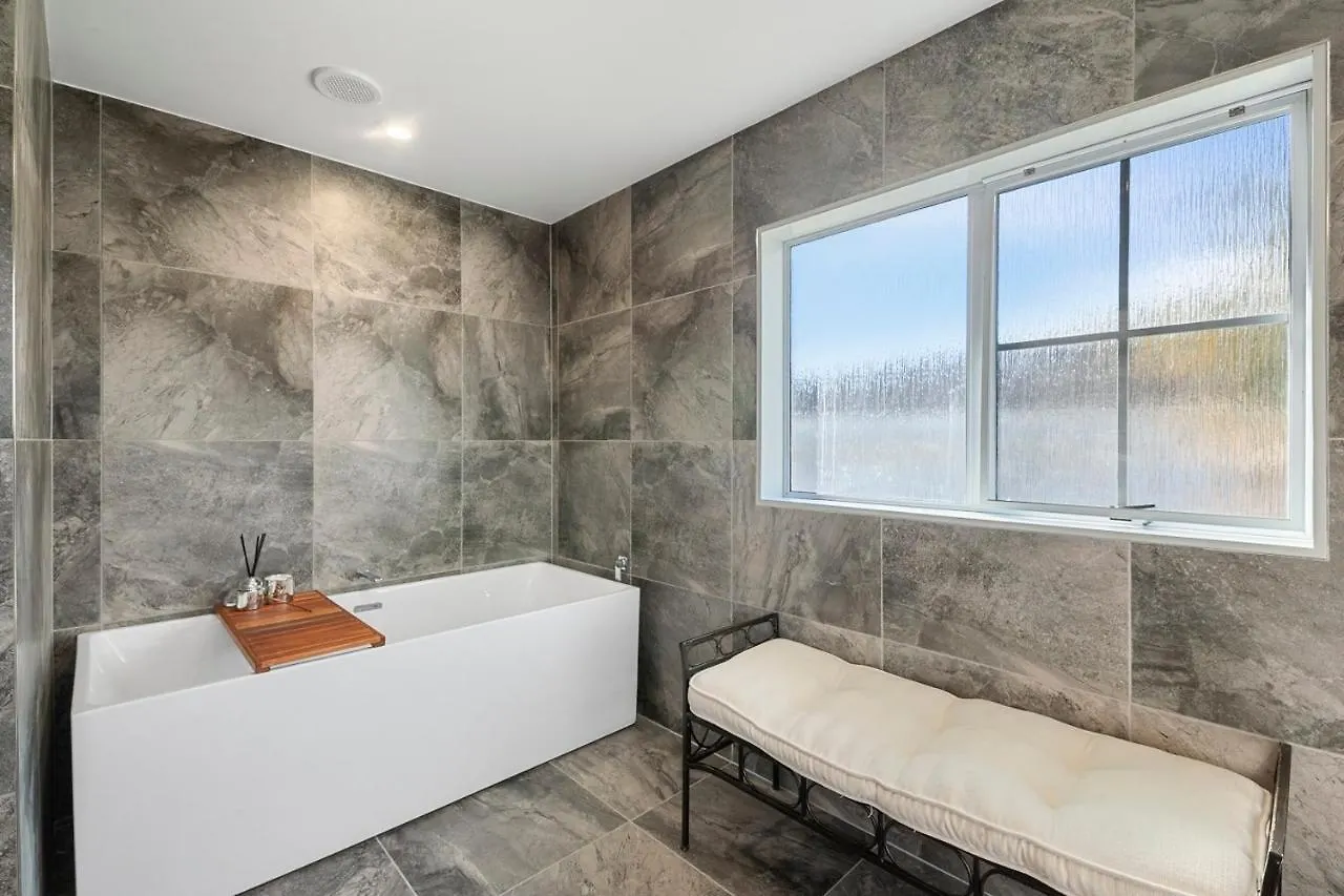 Holiday home Golden Views On Golders - Hot Tub & Lake Views Taupo
