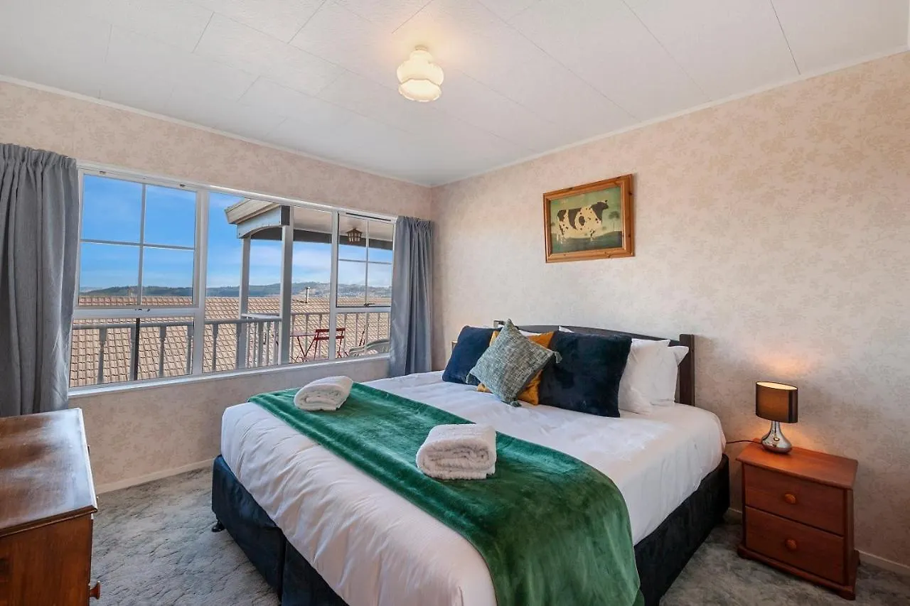 Holiday home Golden Views On Golders - Hot Tub & Lake Views Taupo