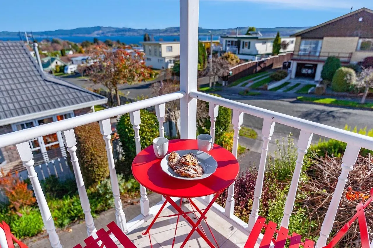 Golden Views On Golders - Hot Tub & Lake Views location