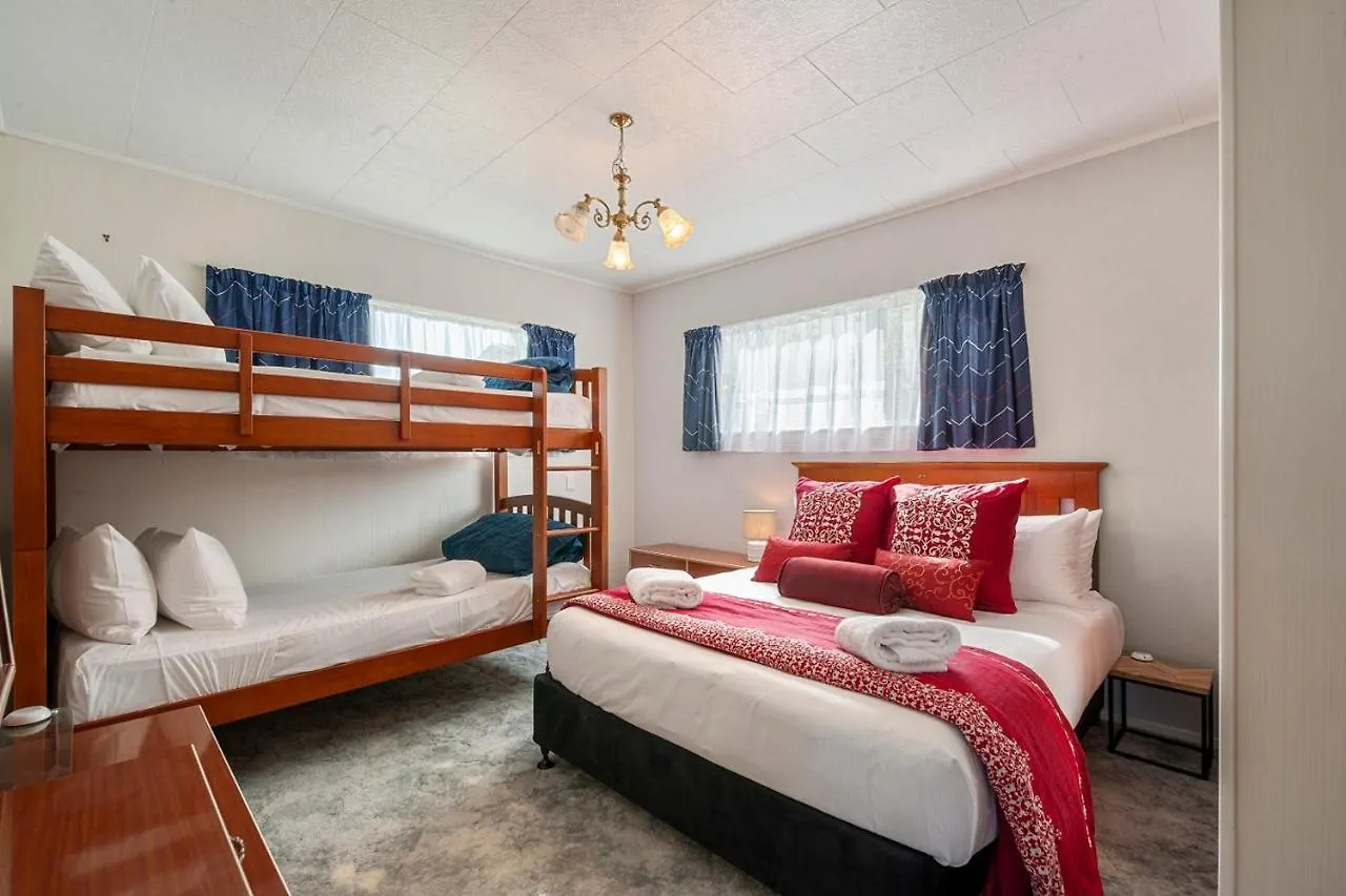 Holiday home Golden Views On Golders - Hot Tub & Lake Views Taupo