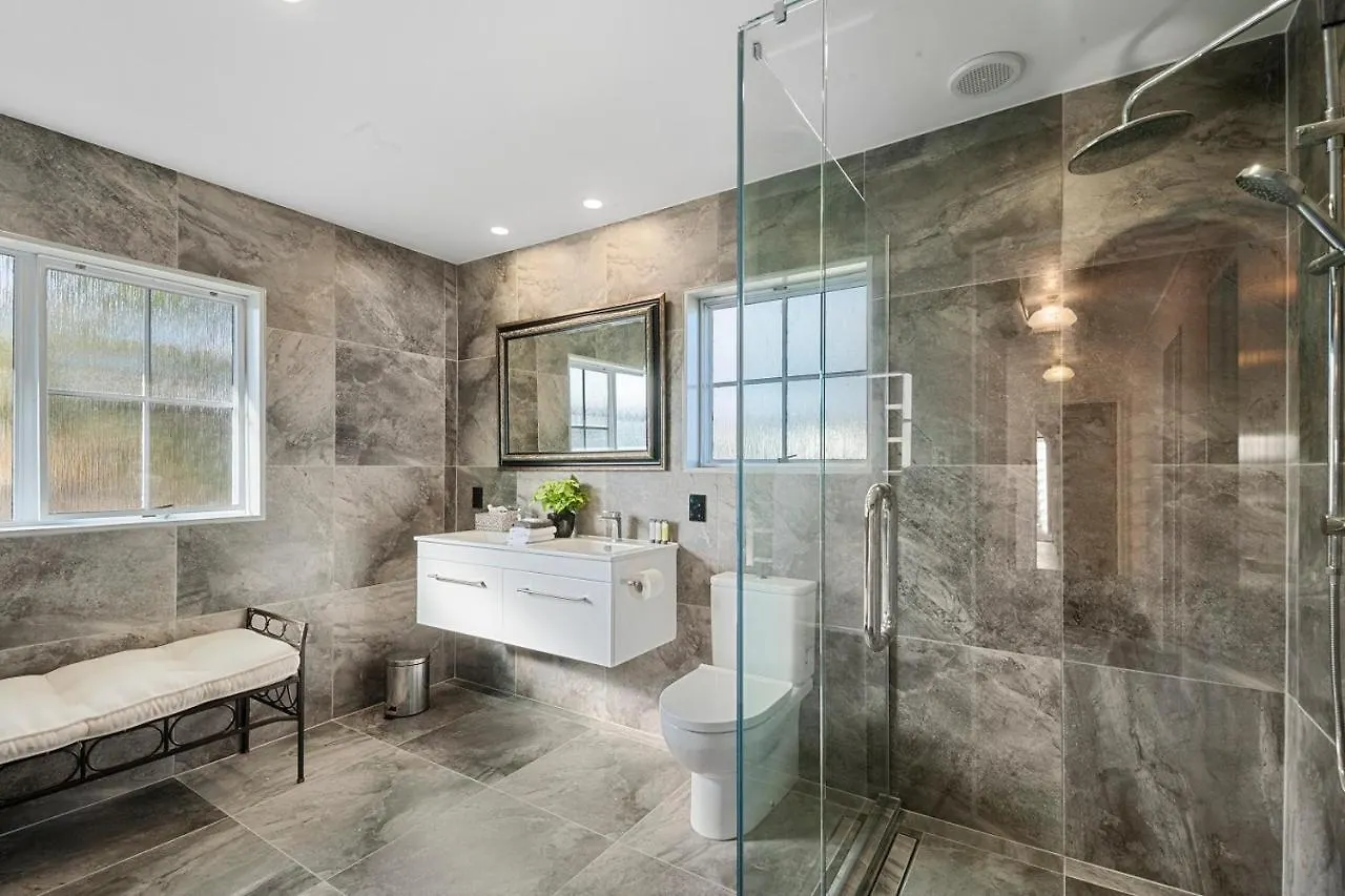 Golden Views On Golders - Hot Tub & Lake Views Taupo