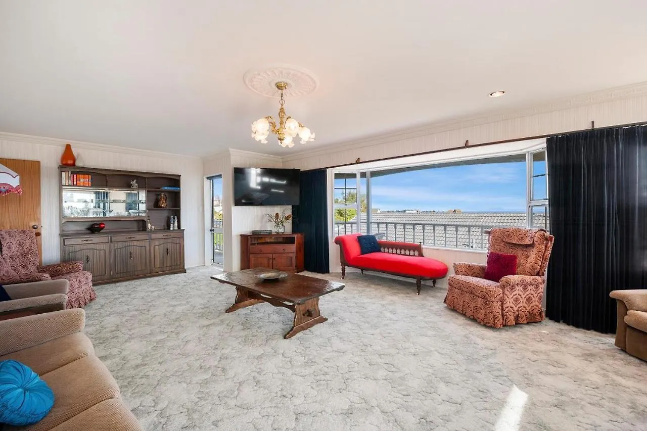 Golden Views On Golders - Hot Tub & Lake Views Taupo Holiday home