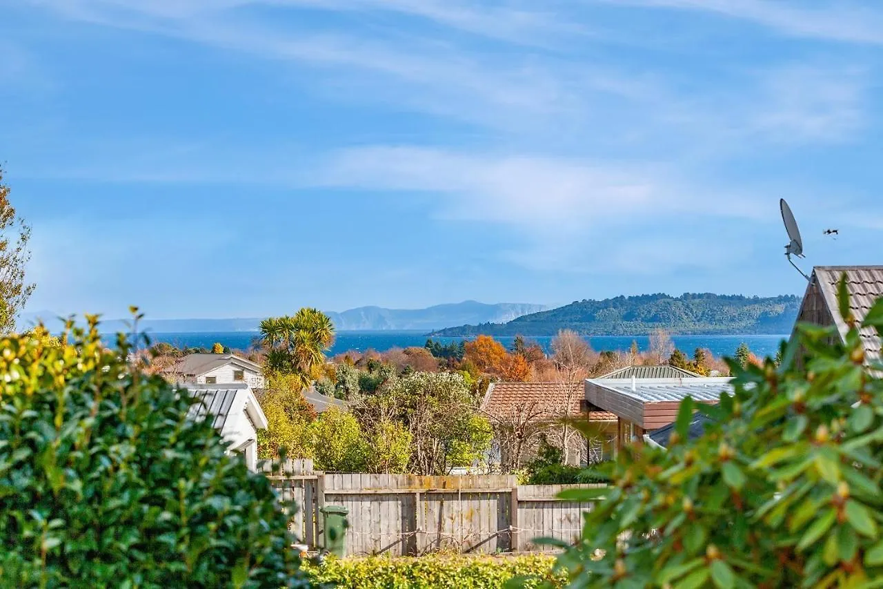Holiday home Golden Views On Golders - Hot Tub & Lake Views Taupo New Zealand
