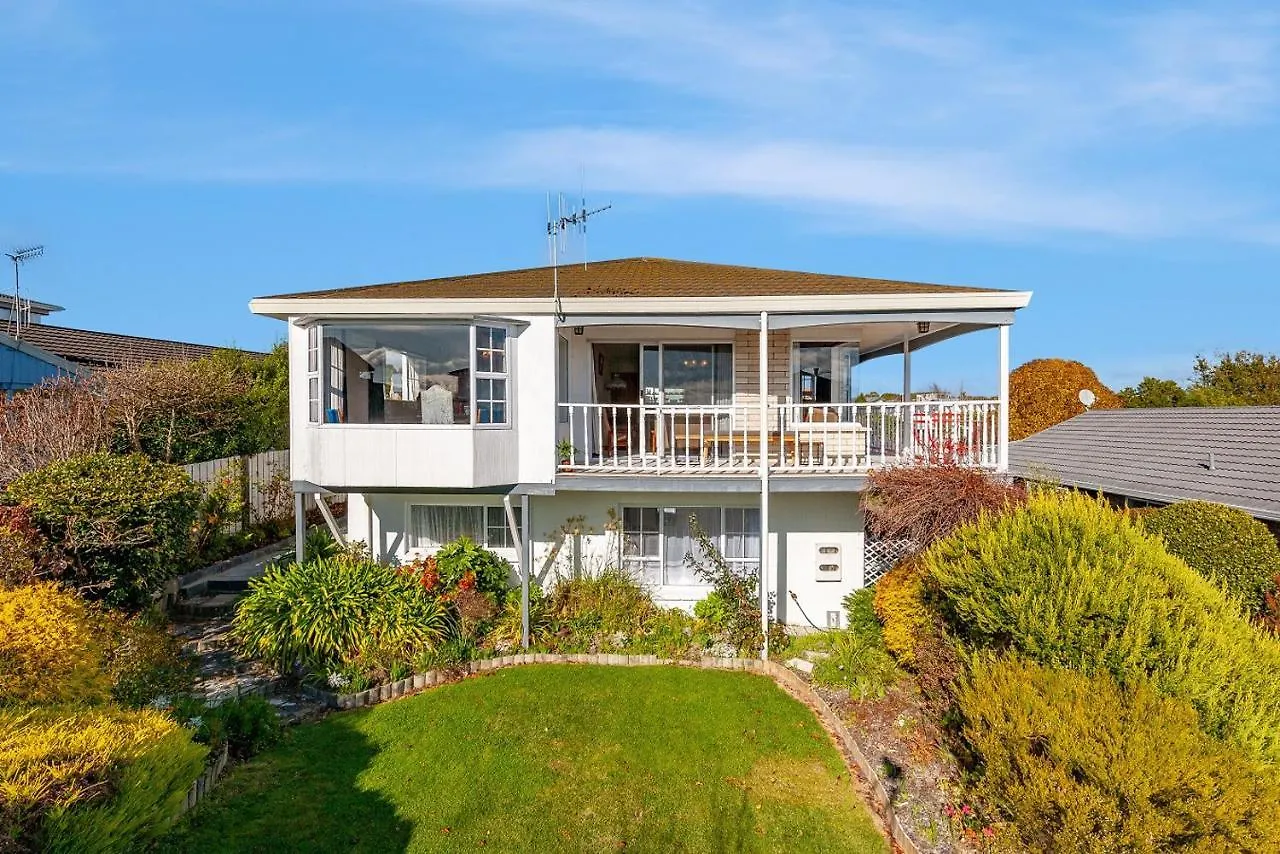 Golden Views On Golders - Hot Tub & Lake Views Taupo Holiday home