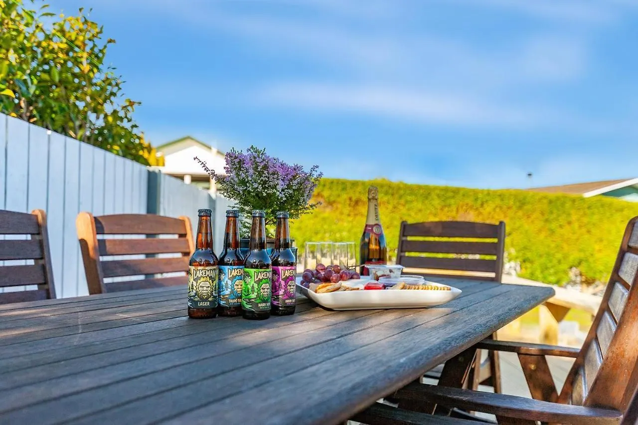 Golden Views On Golders - Hot Tub & Lake Views Taupo