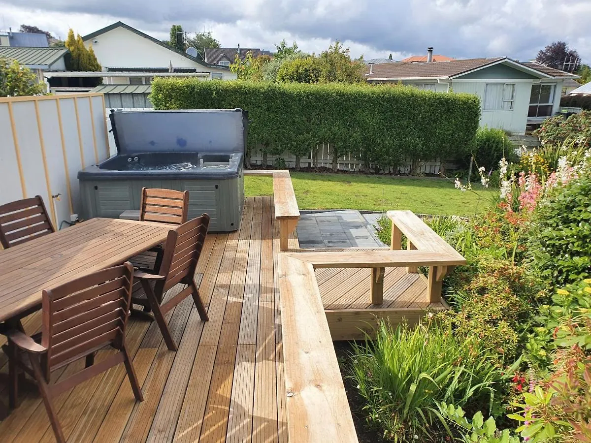 Holiday home Golden Views On Golders - Hot Tub & Lake Views Taupo